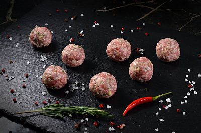 Митболы из молодого барашка с чесноком и зеленью 