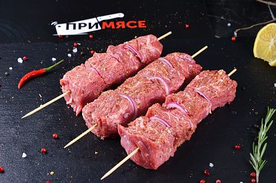 Шашлык из свиной шейки в классическом маринаде с красным луком 
