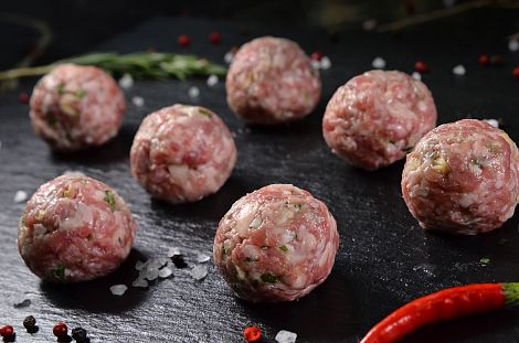 Митболы из молодого барашка с чесноком и зеленью 