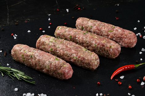 Чевапчичи с чесноком и зеленью из молодого барашка 