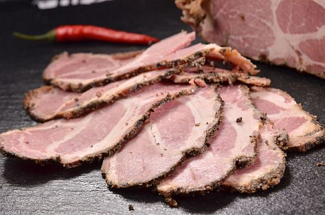 Свиная шея, копчёная в смокере 